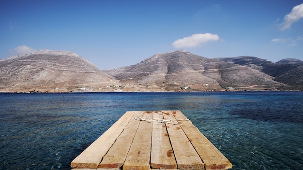 Free photo beautiful view of nikouria with wooden dock and mountains in amorgos island