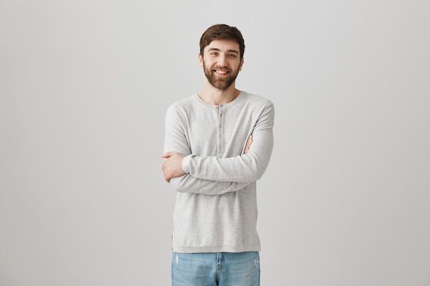 Бесплатное фото Бородатый портрет молодого парня в белой блузке