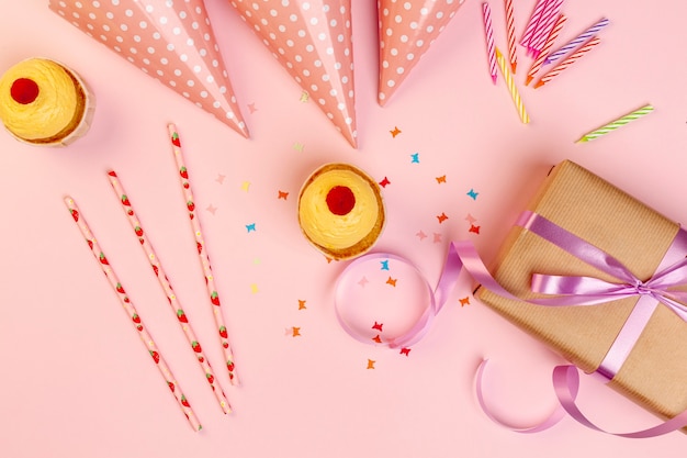 Бесплатное фото Подарок на день рождения и красочные аксессуары для вечеринок