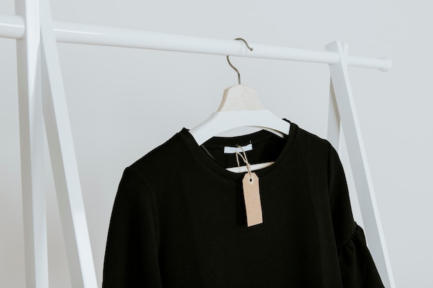 Бесплатное фото Черная блузка в магазине