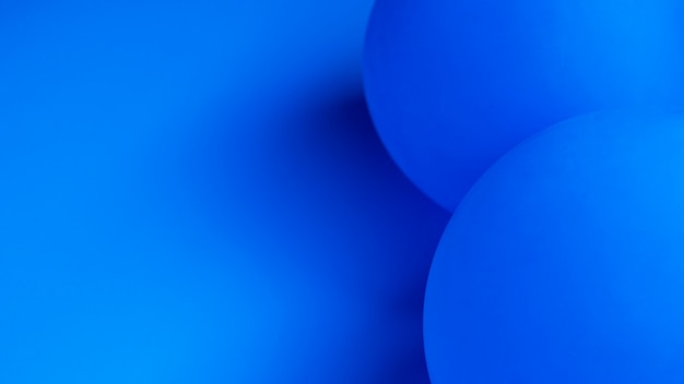 Бесплатное фото Синие воздушные шары с копией пространства крупным планом