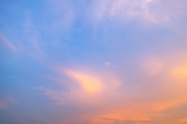 Бесплатное фото Голубое небо с оранжевых тонах