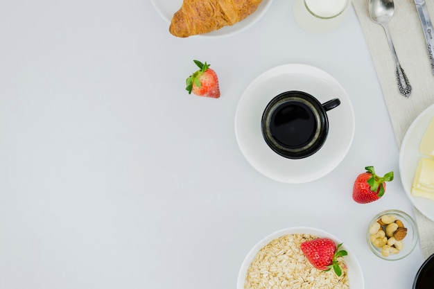 Бесплатное фото Завтрак с чашкой кофе и фруктами