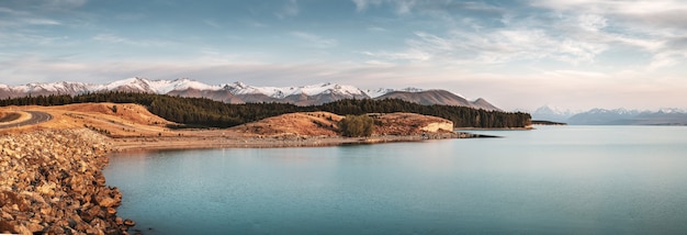 Бесплатное фото Захватывающий вид на озеро пукаки и гору кука на заднем плане в новой зеландии.