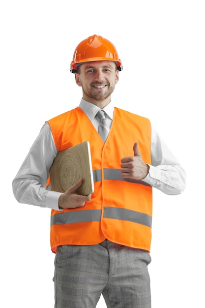 Строитель в строительном жилете и оранжевом шлеме с ноутбуком. Специалист по безопасности, инженер, промышленность, архитектура, менеджер, род занятий, бизнесмен, концепция работы