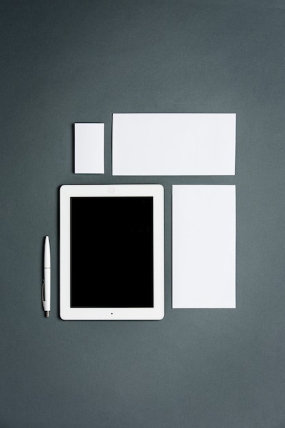 무료 사진 카드, 종이, 태블릿 비즈니스 템플릿입니다. 회색 공간.