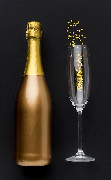 Бесплатное фото Бутылка шампанского со стеклом
