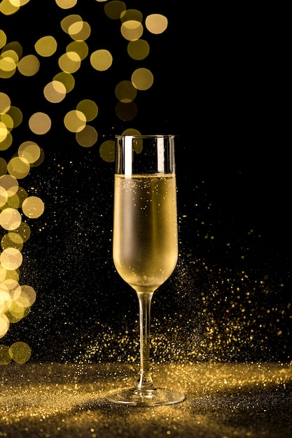 Бесплатное фото Бокал шампанского с огнями боке