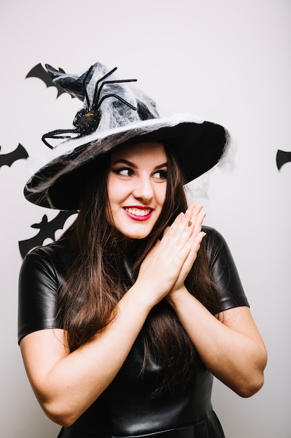 Foto gratuita donna allegra in cappello da strega per halloween