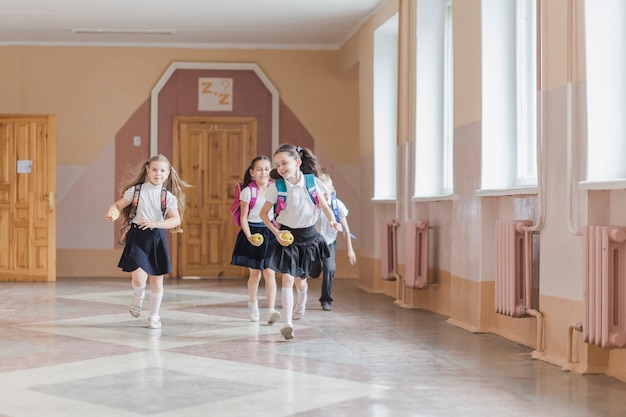 Бесплатное фото Веселые дети, бегущие в школьном коридоре
