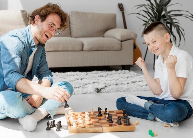 Бесплатное фото Ребенок выигрывает партию в шахматы
