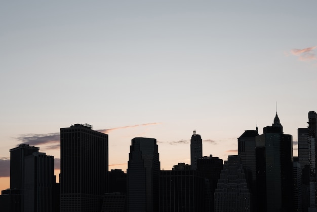 Foto gratuita paesaggio urbano di new york city al tramonto