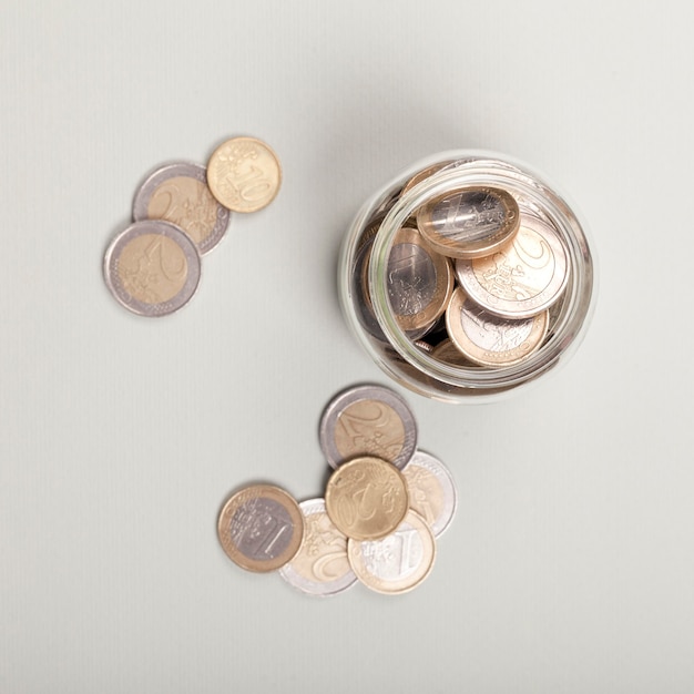 Бесплатное фото Монеты в банке плоской кладки