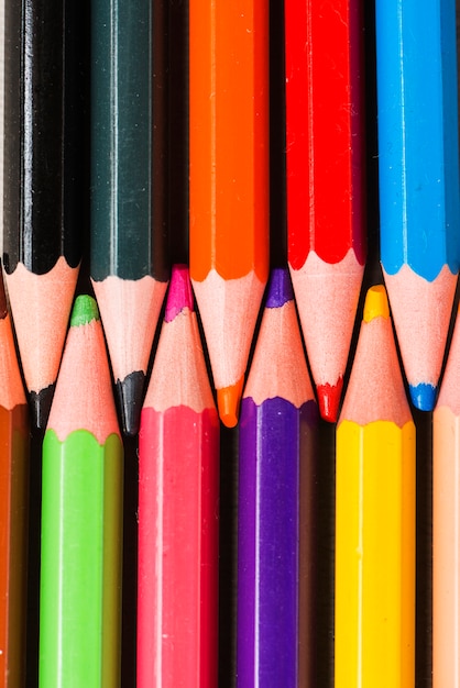 Бесплатное фото Коллекция ярких карандашей