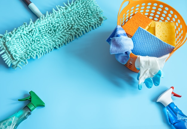 일반 청소용 걸레, 스폰지, 헝겊, 장갑 및 세제로 다채로운 구성. 청소 서비스 개념 배경