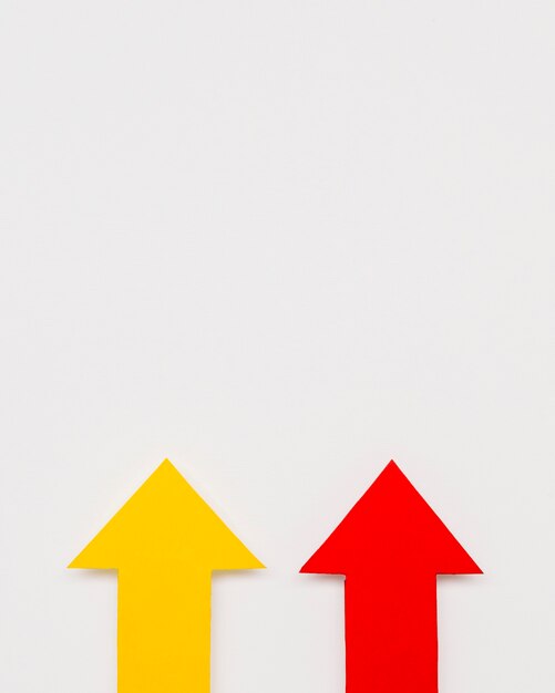Copy-space красная и желтая стрелка знак