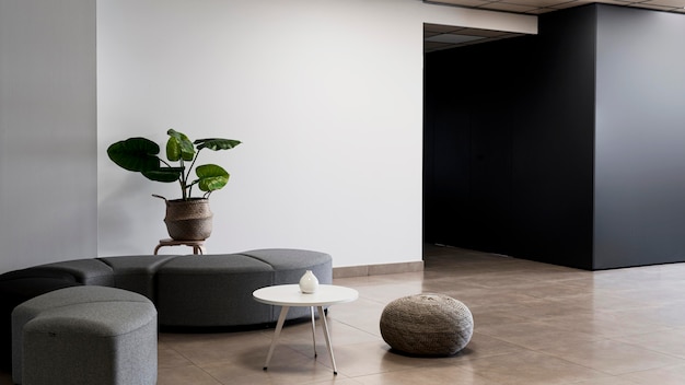 Бесплатное фото Корпоративное здание с минималистичной пустой комнатой