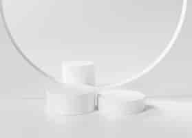 Бесплатное фото Косметический белый подиум минимальный пьедестал пустой дисплей продукта на белом фоне 3d рендеринг
