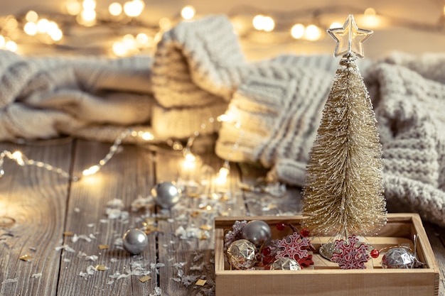 Бесплатное фото Уютный новогодний фон с декоративной елкой и огнями боке