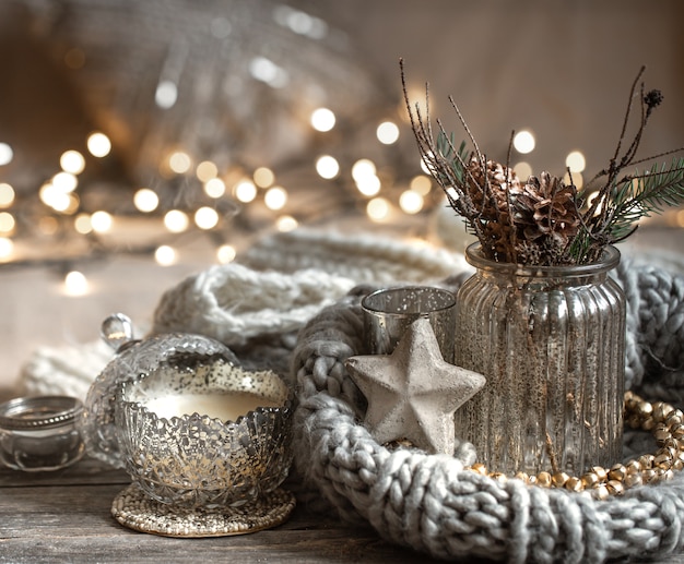 Бесплатное фото Уютная новогодняя композиция со свечами в декоративном подсвечнике. понятие домашнего уюта и тепла.