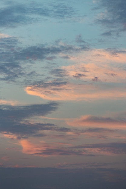 Бесплатное фото Облачное небо на фоне дневного света
