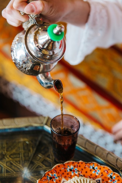 Бесплатное фото Крупный план арабской едой и чаем