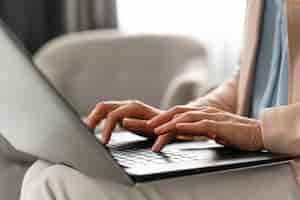 Бесплатное фото Крупным планом женщина-терапевт с помощью ноутбука