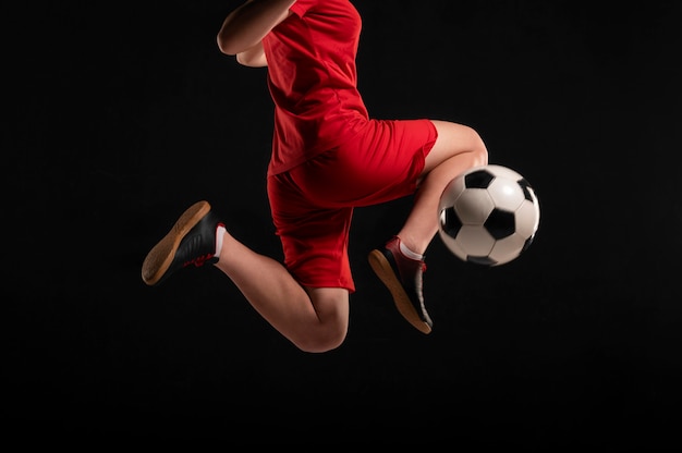 Бесплатное фото Крупным планом женщина ногами мяч с коленом