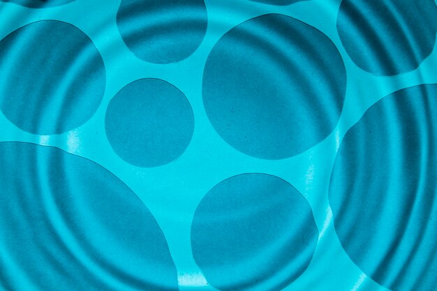 Крупным планом голубые водные кольца и более темные пятна