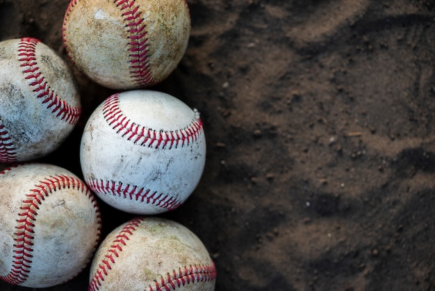 Крупный план грязных бейсбольных мячей с копией пространства
