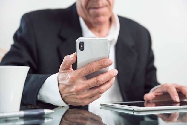 Free photo close-up of an elderly man holding smart phone in hand