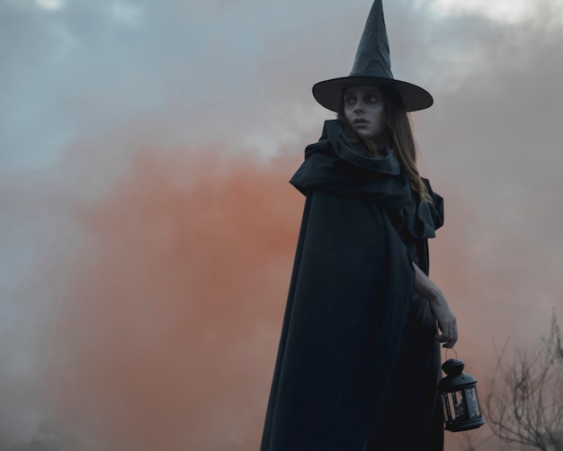 Конец-вверх модели мужской ведьмы хеллоуина смотря прочь