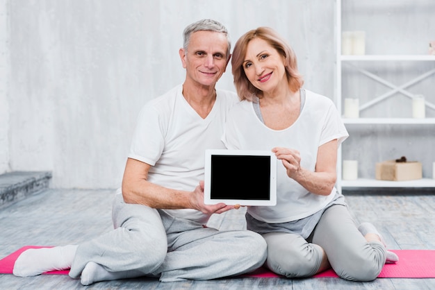 Free photo close-up of a loving couple holding black screen digital tablet