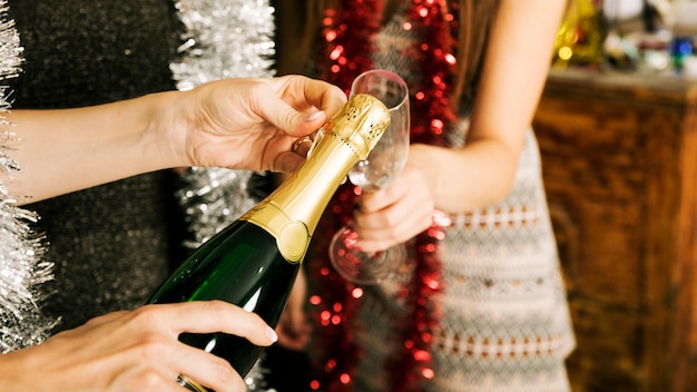 Бесплатное фото Закройте девушек с шампанским на вечеринке нового года