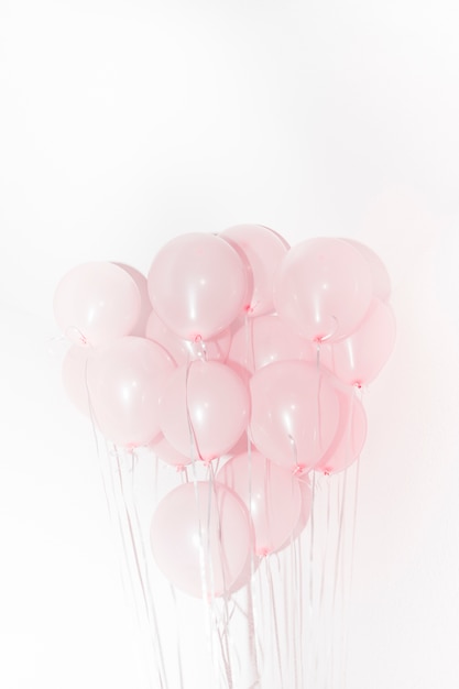Бесплатное фото Крупный план розовых шаров для украшения дня рождения на белом фоне