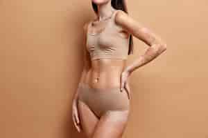 Бесплатное фото Крупным планом на стройную женщину с кожей витилиго