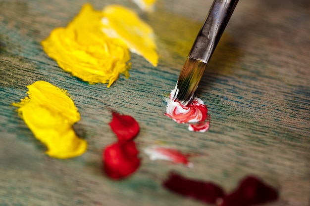Free photo close up photo of mixing oil paints on palette