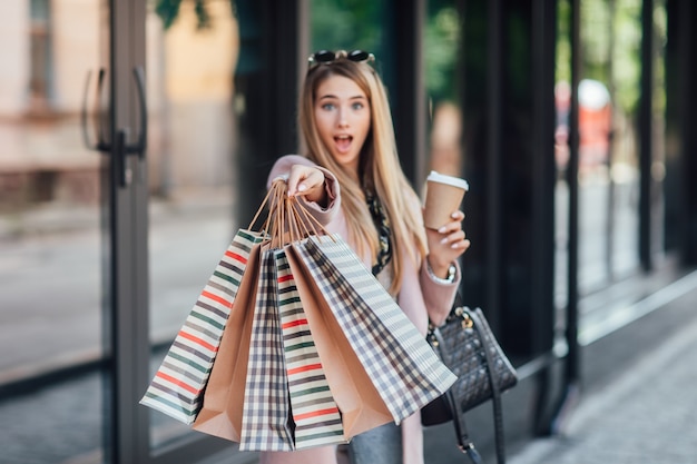Free photo close up photo. street look, outfit. woman with shopping package. details.