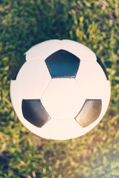 Бесплатное фото Крупным планом футбольный мяч на траве