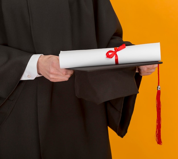 Бесплатное фото Студент с дипломом крупным планом