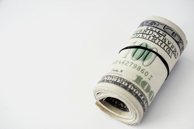 Бесплатное фото Макрофотография денежных расслоение, изолированных на белом фоне