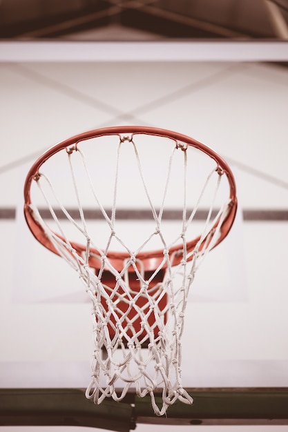 Бесплатное фото Крупным планом выстрел из баскетбольной сетки на баскетбольной площадке под низким углом