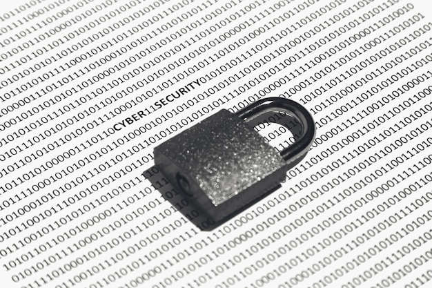 무료 사진 그것에 이진 코드로 흰색 표면에 자물쇠의 근접 촬영 샷-사이버 보안의 개념