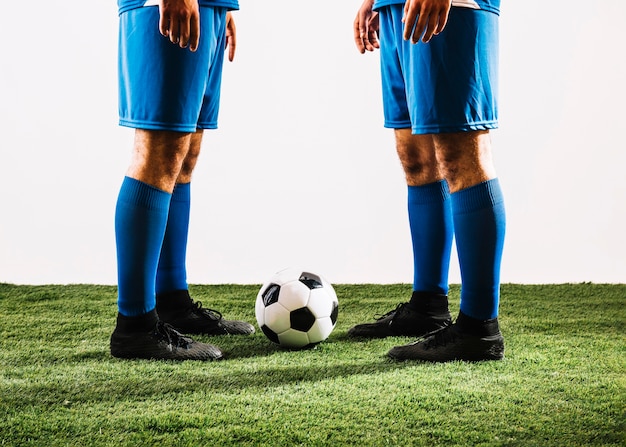 Бесплатное фото Урожай спортсменов возле футбольного мяча