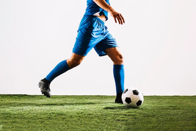 Бесплатное фото Урожай футбольного мяча игрока