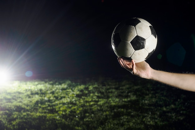 Foto gratuita ritaglia la mano con il pallone da calcio