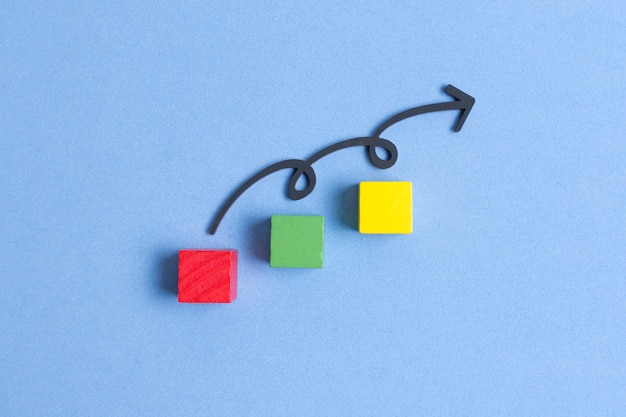 Бесплатное фото Пышная линия прыгает на разноцветных кубиках