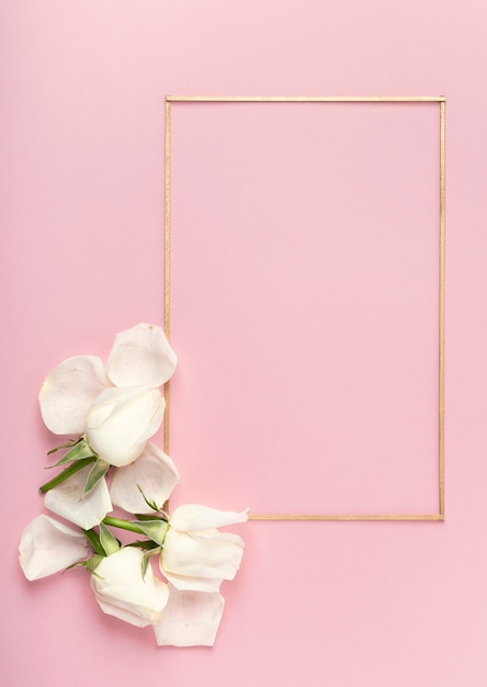 Бесплатное фото Симпатичная минималистская рамка и белые лепестки роз