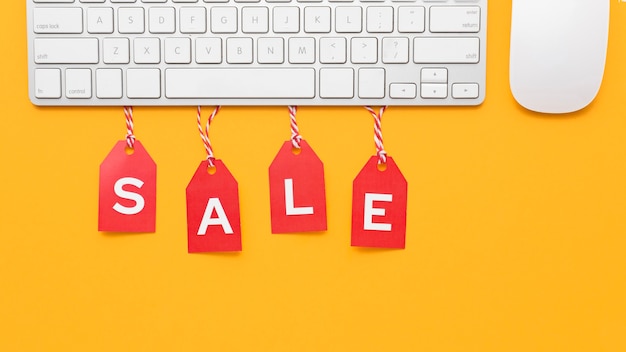 Бесплатное фото Киберпонедельник распродажа концепция красных этикеток и клавиатура