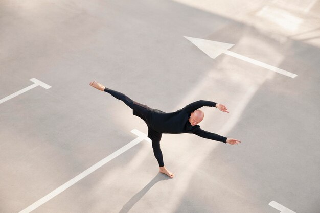 Бесплатное фото Танцовщица занимается элегантным исполнительским искусством
